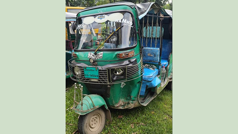 পুলিশ বহনকারী অটোকে বাসের ধাক্কা, আহত ৪