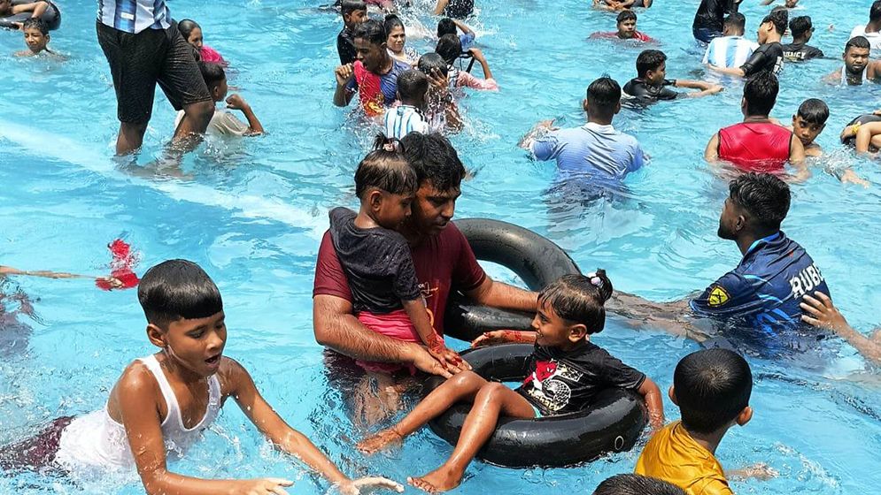 গাজীপুরে প্রচণ্ড গরমে স্বস্তির খোঁজে সুইমিং পুলে ভিড়