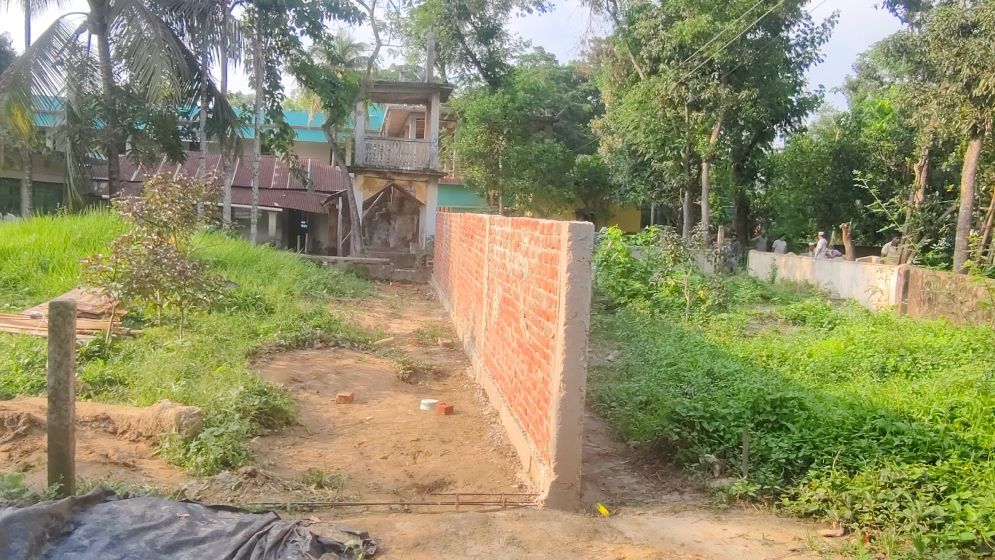 লোহাগাড়ায় সীমানা প্রাচীর দিয়ে কবরস্থান দখলের অভিযোগ
