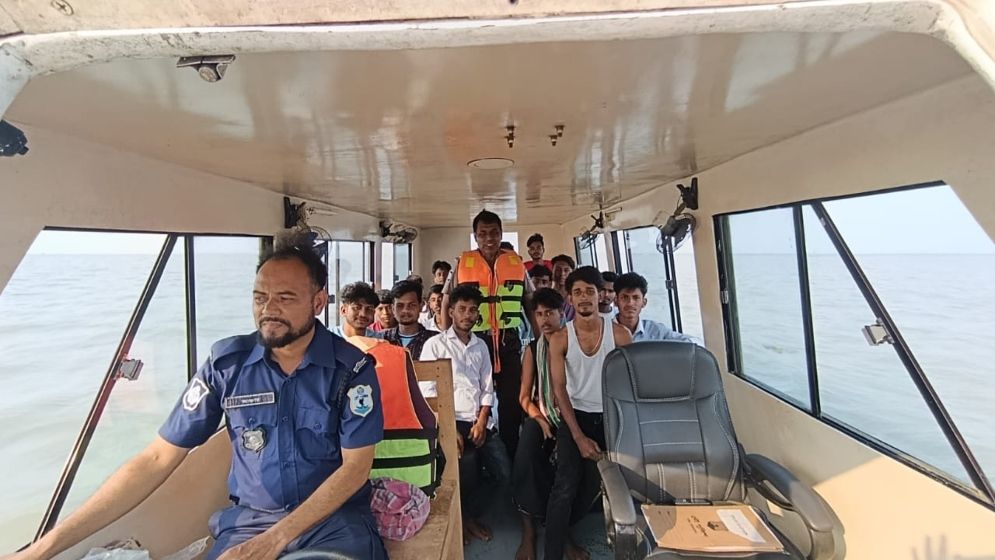 ঝুঁকি নিয়ে ১৮ কিশোরের জীবন বাঁচালো পুলিশ