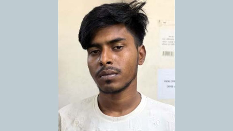 স্মার্টফোন কিনে না দেওয়ায় বাবাকে কুপিয়ে জখম
