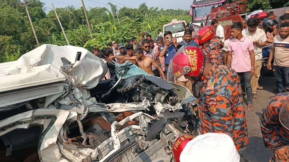 স্বামীর লাশ নিয়ে ফেরার পথে প্রাণ গেল স্ত্রী ও অ্যাম্বুলেন্সচালকের