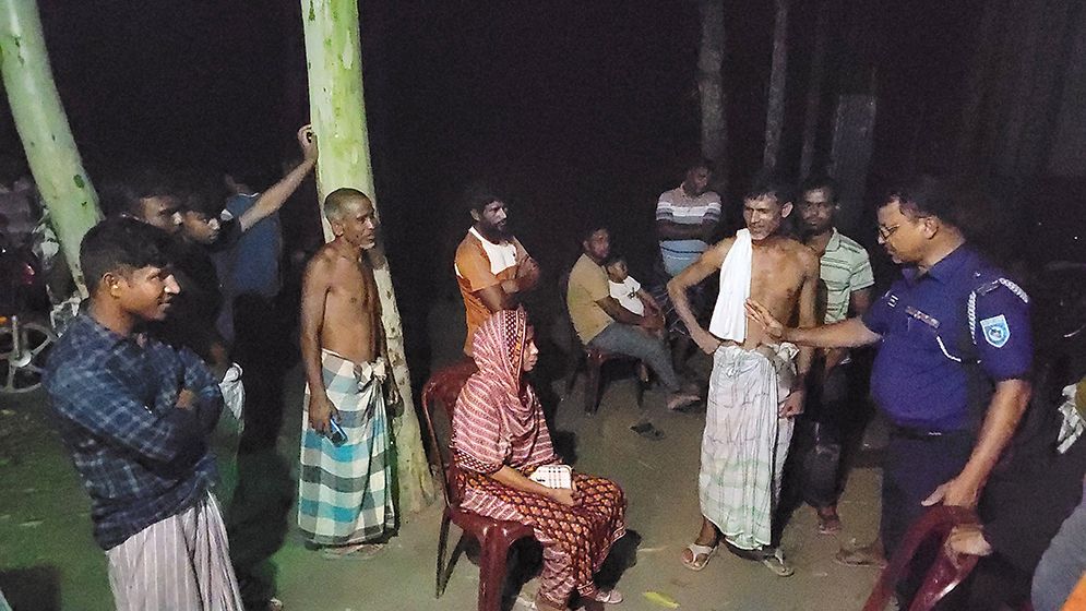 গোপনে বিয়ে করা অন্তঃসত্ত্বা স্ত্রী বাড়িতে আসতেই পালালেন সবাই