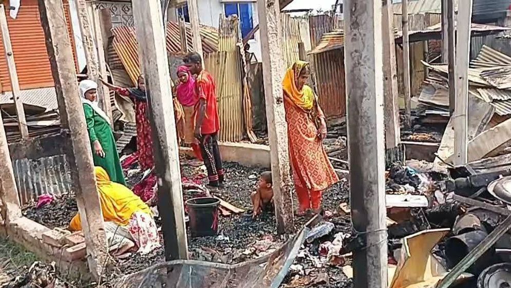 ভয়াবহ অগ্নিকাণ্ডে ১৬ ঘর পুড়ে ছাই