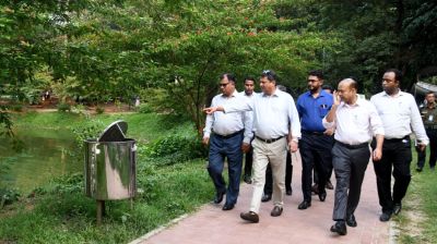 রমনা পার্ক পরিদর্শন করলেন গৃহায়ন ও গণপূর্তমন্ত্রী, পরিষ্কার-পরিচ্ছন্নতা বৃদ্ধির নির্দেশ
