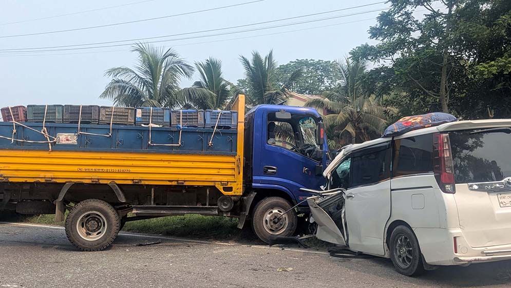 বাবার কোলেই প্রাণ গেল দুই শিশুর