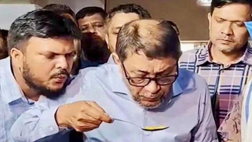 স্বাস্থ্যমন্ত্রীর চামচে ফুঁ দিয়ে ভাইরাল চিকিৎসক