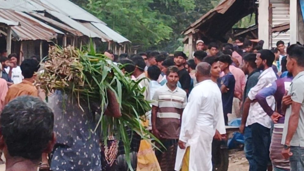 তুচ্ছ ঘটনাকে কেন্দ্র করে দুই গ্রামবাসীর মধ্যে সংঘর্ষ, আহত ১৫