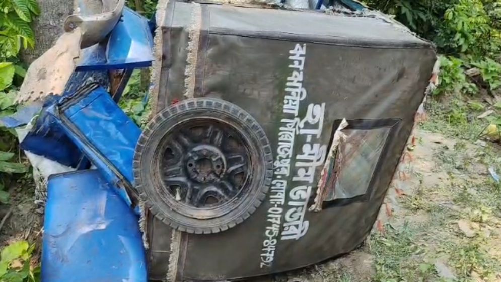 বাস-অটোরিকশার মুখোমুখি সংঘর্ষে কলেজছাত্রী নিহত, মা আহত