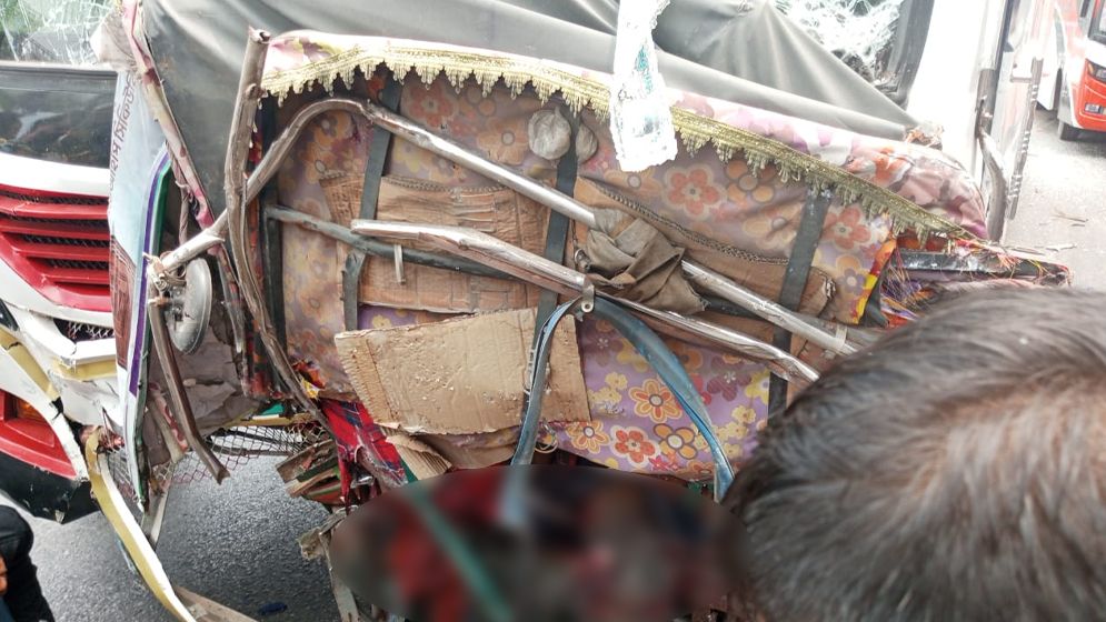 দুই বাসের মাঝে চাপা পড়ে অটোরিকশার চালক ও যাত্রী নিহত