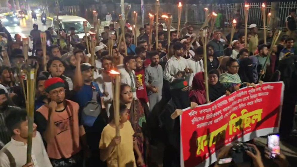 ওসমান হাদি হত্যার বিচার দাবিতে ইনকিলাব মঞ্চের মশাল মিছিল