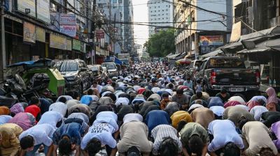 রাস্তায় নামাজ আদায় কি বৈধ?