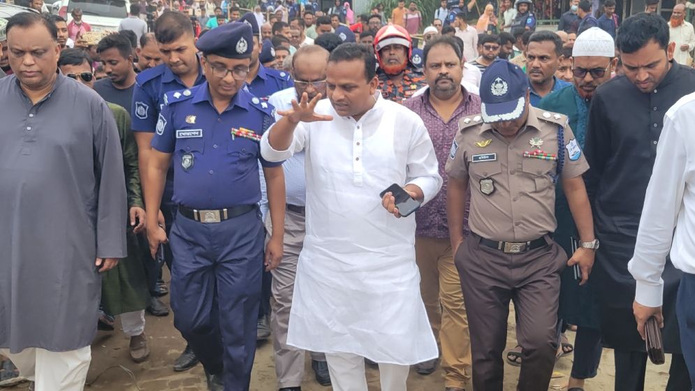 দৌলতদিয়া ফেরিঘাটে আবারও বাসডুবির ঘটনা তদন্তে দুই কমিটি