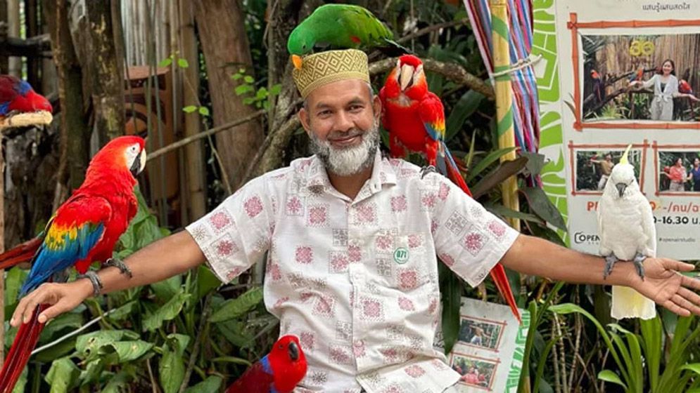 ড্রাইভিং সিটে ছিলেন আবেদ আলী