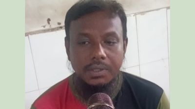 ফেরিঘাটে বাস ব্রেক ফেল করায় সহকারীকে নদীতে লাফ দিতে বলি