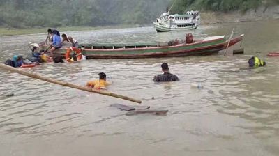 কাপ্তাই হ্রদে লঞ্চের ধাক্কায় নৌকাডুবি, অল্পের জন্য বেঁচে গেলেন ১২ যাত্রী