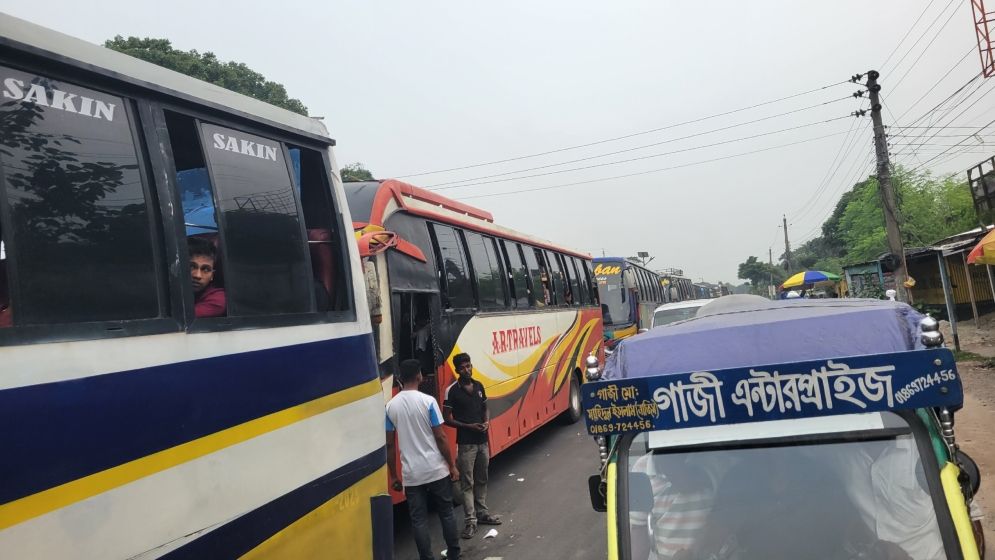 ঘাট সংকটে দৌলতদিয়ায় যানবাহনের দীর্ঘ সারি