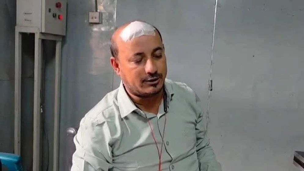 পুলিশবক্সের ভেতরে ঢুকে সাংবাদিকের ওপর হামলা