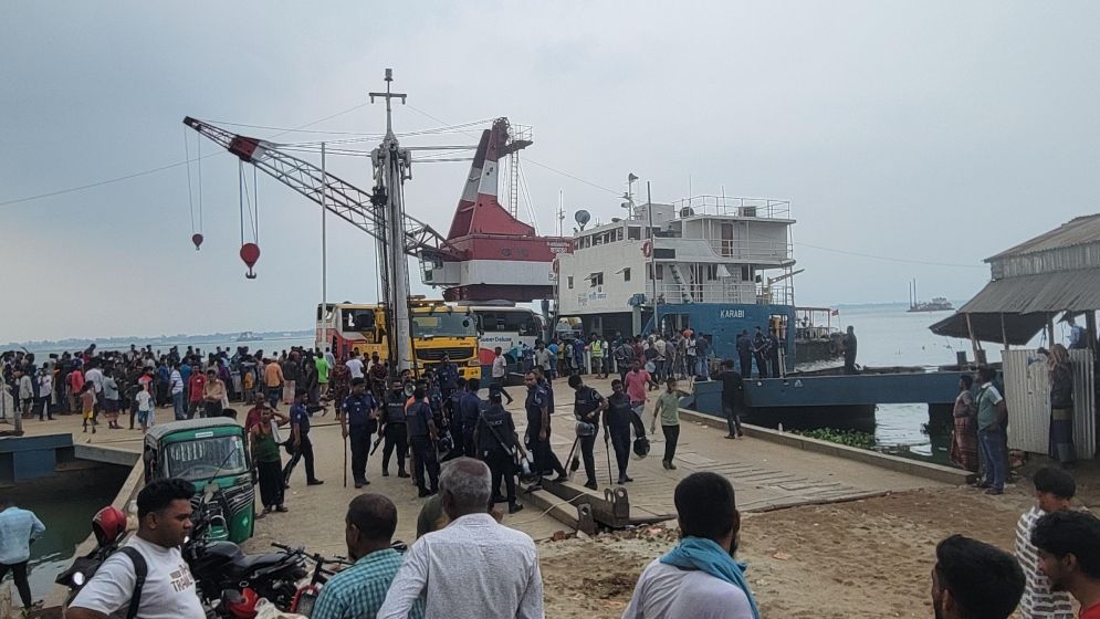 দৌলতদিয়ায় বাসডুবির ঘটনায় মামলা