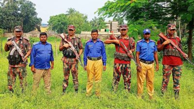 হিলি সীমান্তে পুশ-ইন ঠেকাতে বিজিবির সঙ্গে গ্রামপুলিশ