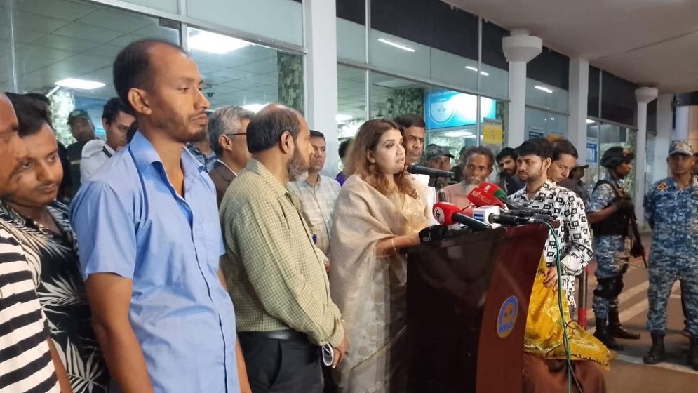 লেবাননে নিহত ২ প্রবাসীর লাশ গ্রহণ করলেন পররাষ্ট্র প্রতিমন্ত্রী