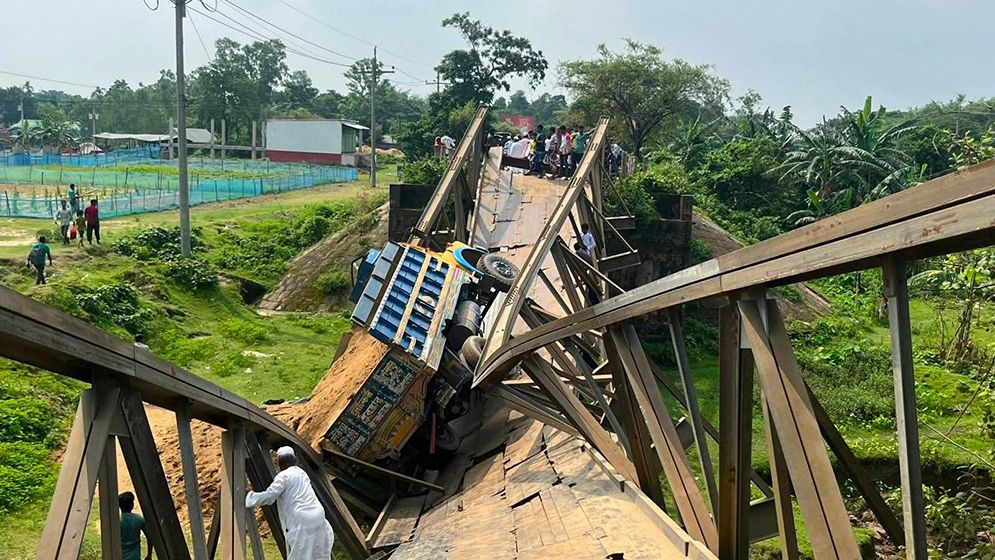 বেইলি ব্রিজ ভেঙে বালুবোঝাই ট্রাক নদীতে