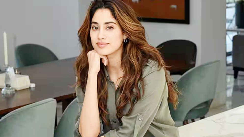নায়িকাকে সিনেমায় ‘পণ্য’ হিসেবে উপস্থাপনের অভিযোগ, ক্ষমা চাইলেন পরিচালক