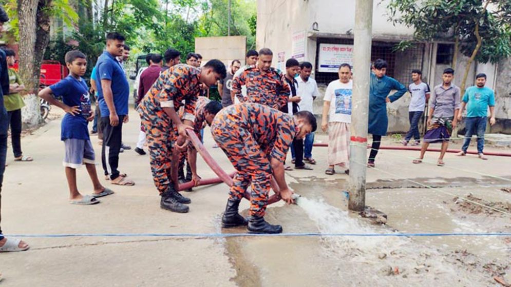 গোসাইরহাটে ৫০ ফুট জায়গাজুড়ে গরম হয়ে গেছে মাটি