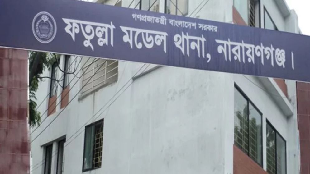 ফতুল্লায় রামদা-কুড়াল হাতে ভাইরাল নারীসহ গ্রেফতার ৩