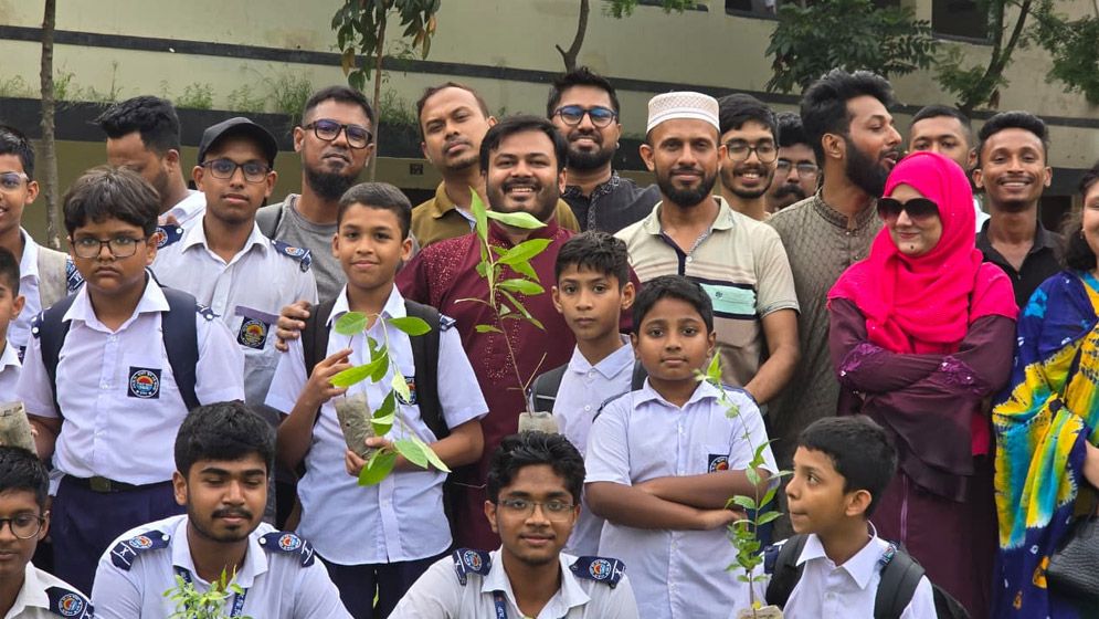 মিরপুরে শিক্ষার্থীদের মাঝে গাছের চারা বিতরণ করলেন এনসিপি নেতা আরিফ