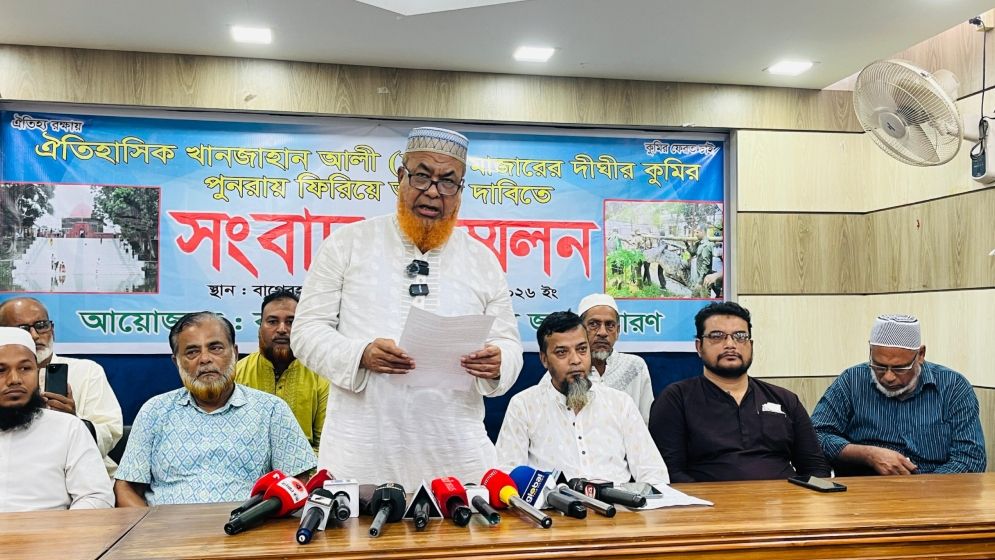 সেই কুমির ফিরিয়ে দেওয়ার দাবিতে খাদেমদের সংবাদ সম্মেলন