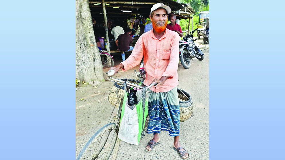 বাইসাইকেলে ৩২ বছর ডিমের ব্যবসা