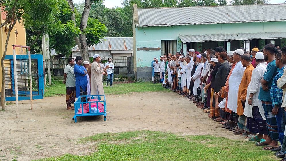 নাতির চিকিৎসার অর্থ যোগাতে গিয়ে প্রাণ গেল নানার
