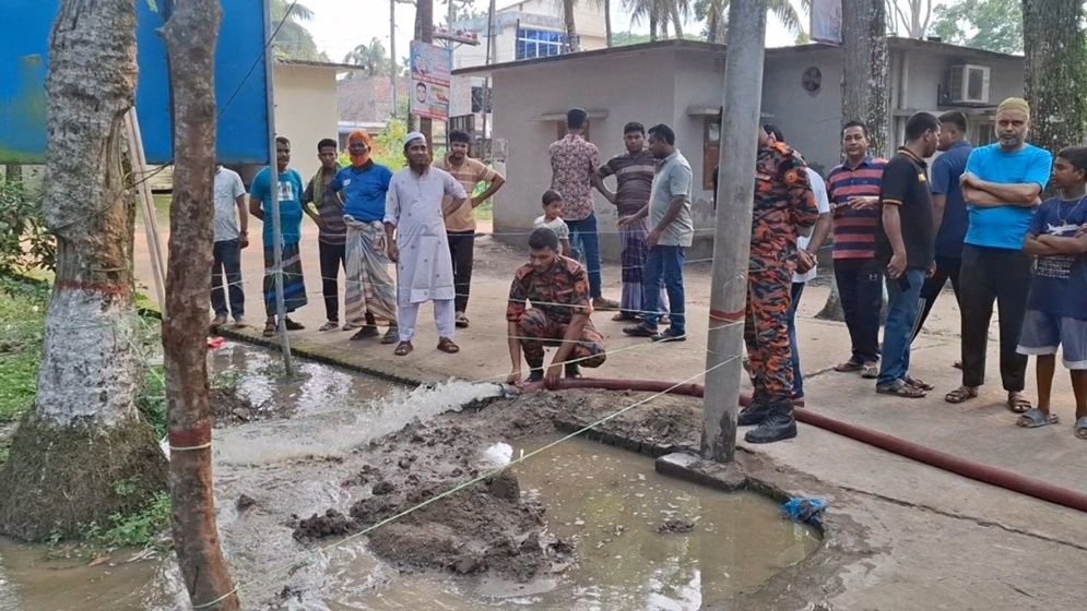 গোসাইরহাটে মাটি অস্বাভাবিক গরম উৎস খুঁজছে প্রশাসন