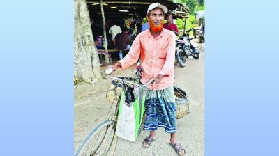বাইসাইকেলে ৩২ বছর ডিমের ব্যবসা