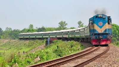 স্বামীর চোখের সামনে ট্রেনে কাটা পড়ল গৃহবধূ