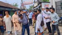 বিদ্যালয় গেটে প্রধান শিক্ষককে মারধর করে অটোরিকশায় তুলে দিল তরুণরা