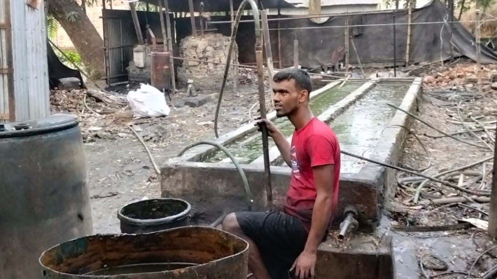 অনুমোদনহীন কারখানায় প্লাস্টিক পুড়িয়ে তৈরি হচ্ছে ডিজেল