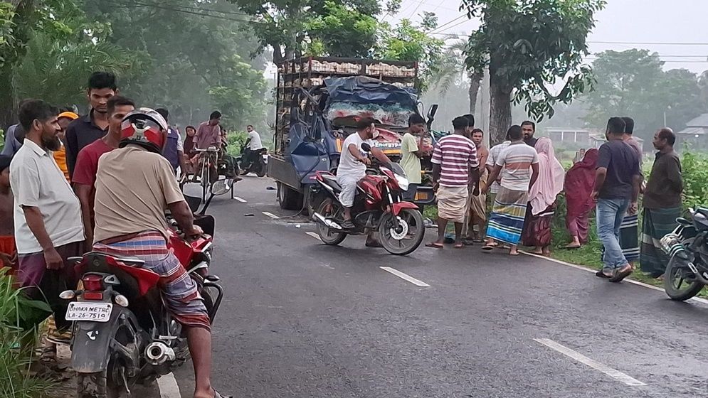 টাঙ্গাইলে দাঁড়িয়ে থাকা ট্রাকের পেছনে আরেক ট্রাকের ধাক্কা, নিহত ৪