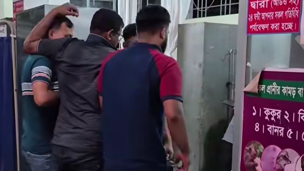 আসামি ধরতে গিয়ে মাদককারবারিদের গণপিটুনির শিকার ২ পুলিশ কর্মকর্তা
