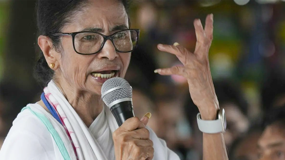 ‘ওদের নেবে না বিজেপি, সংখ্যাও যথেষ্ট নয়’, বিদ্রোহী এমপিদের তোপ মমতা শিবিরের