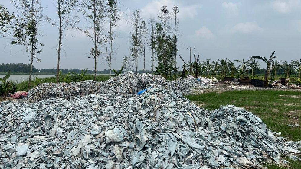 কেরানীগঞ্জে নদীর তীরে পোড়ানো হচ্ছে চামড়া, ঝুঁকিতে জনস্বাস্থ্য