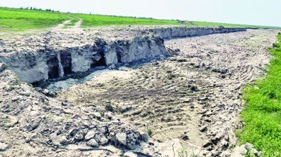 মাটিখেকো চক্রে ফাঁকা পদ্মার বুক