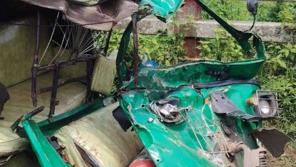 ড্রাম ট্রাক ও অটোরিকশার মুখোমুখি সংঘর্ষে প্রাণ গেল দুজনের