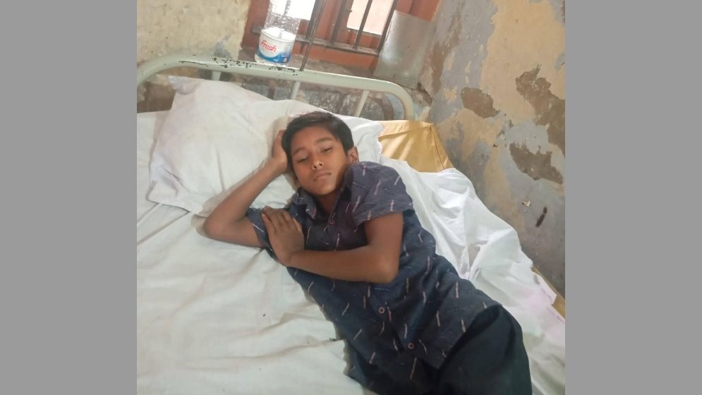 সাত বছরের মাদ্রাসাছাত্রকে ডাব চুরির অভিযোগে নির্যাতন