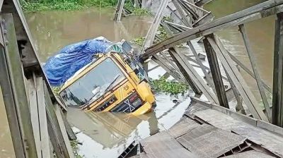 ব্রিজ ভেঙে খালে ট্রাক, ১০ রুটের যান চলাচল বন্ধ