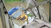 ব্রিজ ভেঙে খালে ট্রাক, ১০ রুটের যান চলাচল বন্ধ