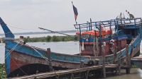 নিষেধাজ্ঞা শেষে সাগরে যাওয়ার প্রস্তুতিতে পিরোজপুরের সাড়ে ৫ হাজার জেলে, ঋণ পরিশোধের দুশ্চিন্তা মাথায়