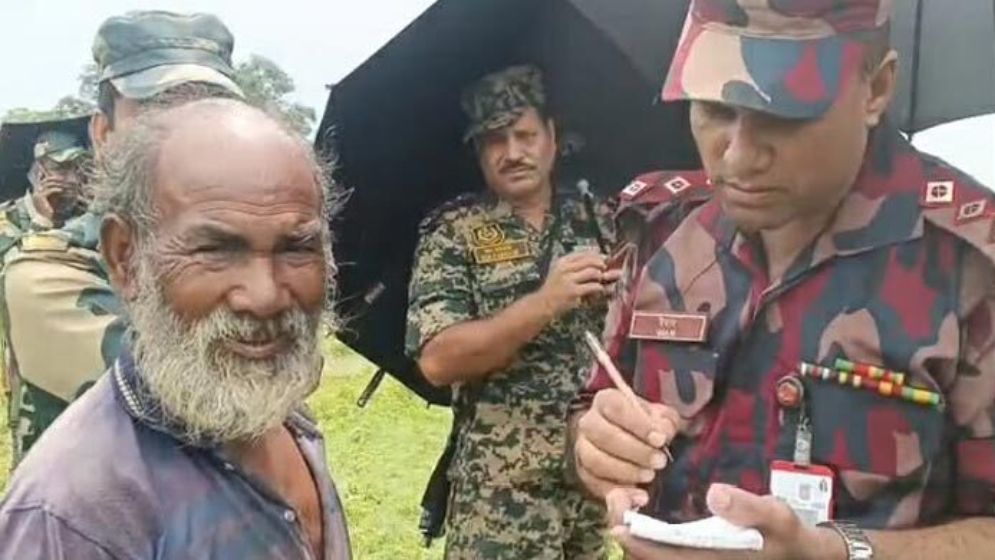 সীমান্তে বিজিবি-বিএসএফের তর্কের মাঝে কে এই বৃদ্ধ?