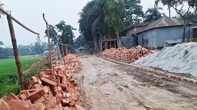 প্রধানমন্ত্রীর সফরের পর রাস্তায় বিছানো ভাড়া নেওয়া ইট তুলে নিলেন ঠিকাদার